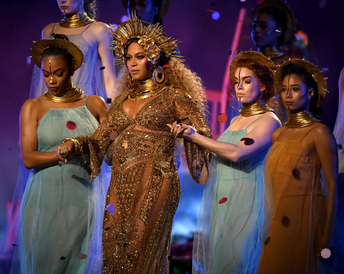 Todo lo que esconde el vestido con el que Beyoncé nos dejó ojipláticos en  los Grammy | Fotogalería | Moda y Belleza | LOS40