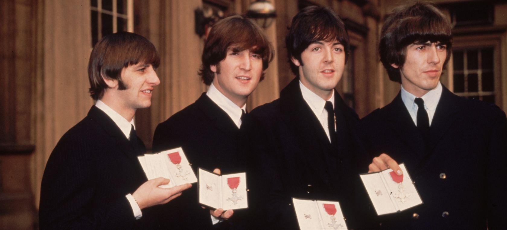 El día que los Beatles fueron condecorados y acabaron fumando un porro en el  Palacio de Buckingham | LOS40 Classic | LOS40