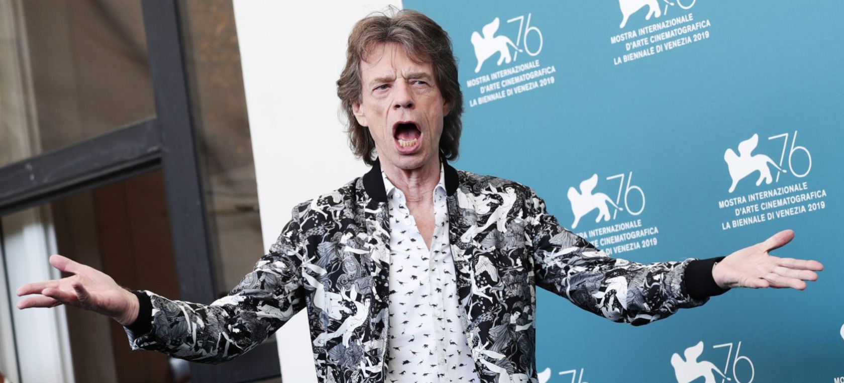 Mick Jagger se toma una cerveza en un bar antes de un concierto y nadie lo  reconoce | LOS40 Classic | LOS40