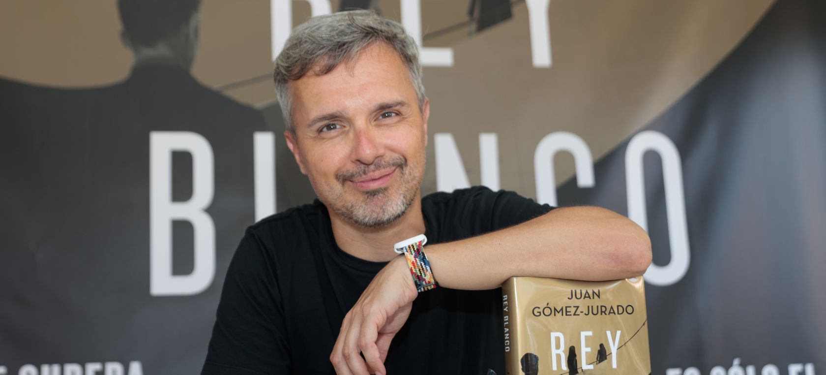Complacer Romper El propietario Juan Gómez-Jurado, el autor más vendido de nuestro país, comparte junto a  Bárbara Montes su Top 5 libros 2021 | Actualidad | LOS40