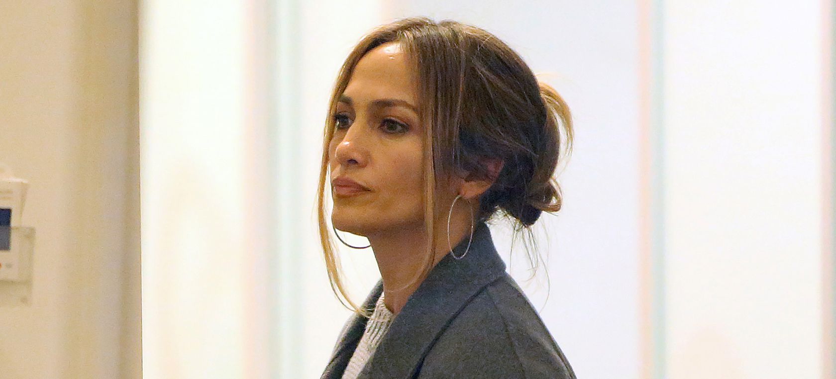 Jennifer Lopez abandona España tras un brote masivo de covid y lo hace  marcando tendencia con su look | Cine y Televisión | LOS40