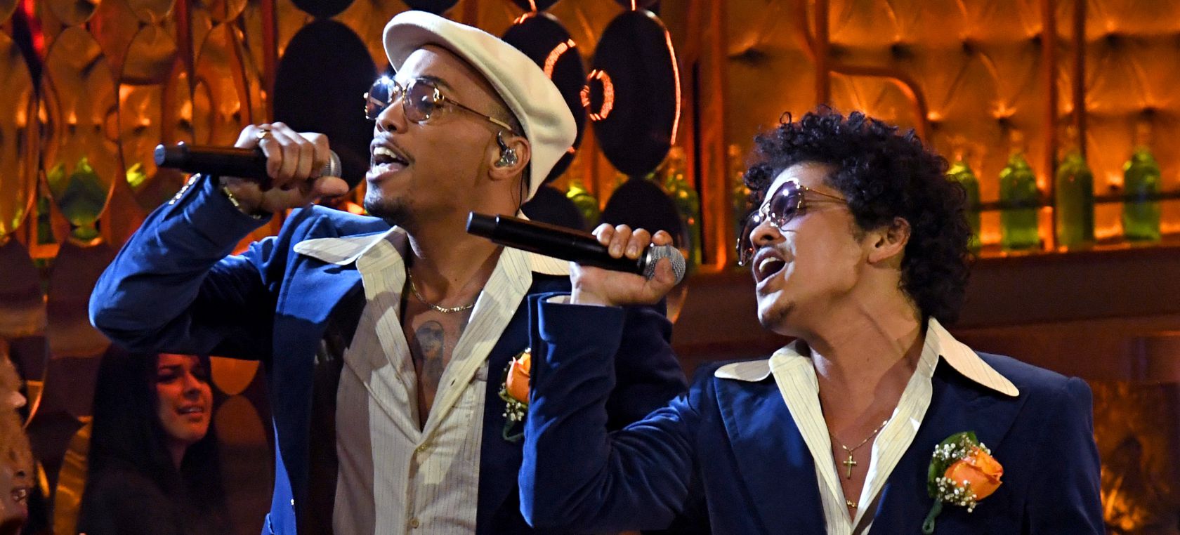 Bruno Mars lanza por sorpresa una de sus canciones favoritas con Silk  Sonic: 'Love's Train' | Música | LOS40