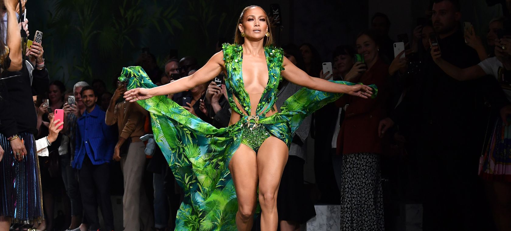 Jennifer López enloqueció al mundo con su vestido verde jungla de Versace:  “¿Qué está pasando?” | LOS40 Classic | LOS40