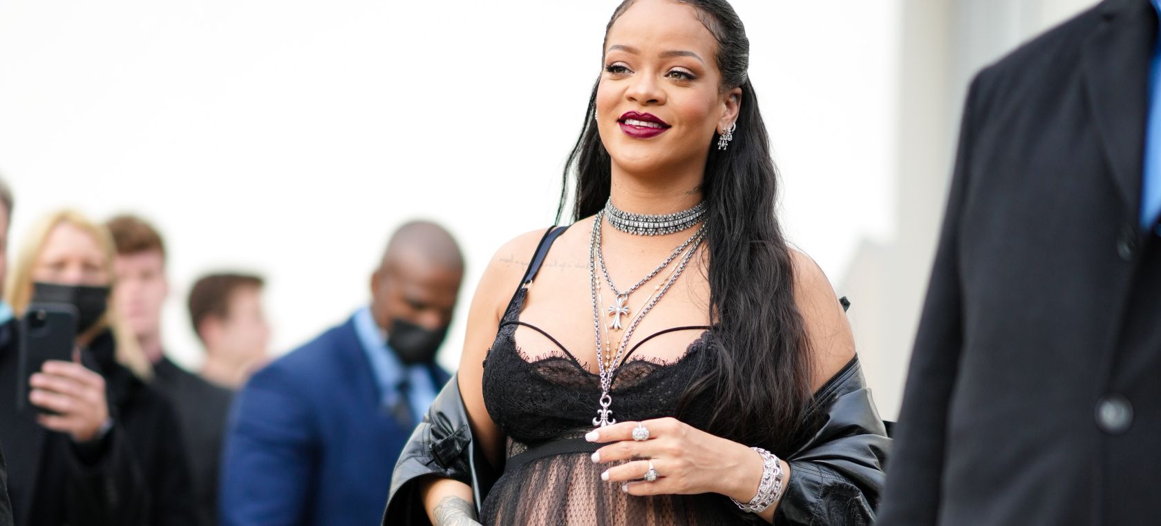 Rihanna lleva la moda premamá al siguiente nivel y espectacular en la recta final de su embarazo | Moda y Belleza LOS40