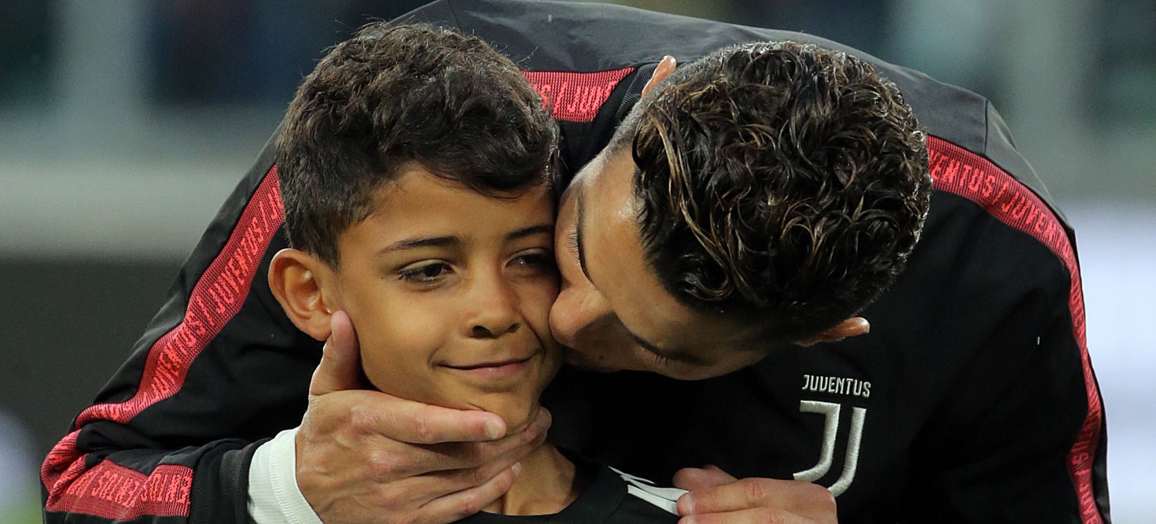Старший сын криштиану роналду. Криштиану Роналду младший. Сын Криштиану Роналдо. Роналду младший 2022. Cristiano Ronaldo с сыном.