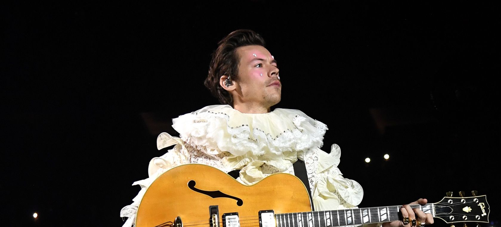 Harry Styles viste un traje de Palomo Spain en una de sus actuaciones | Big  bang | LOS40