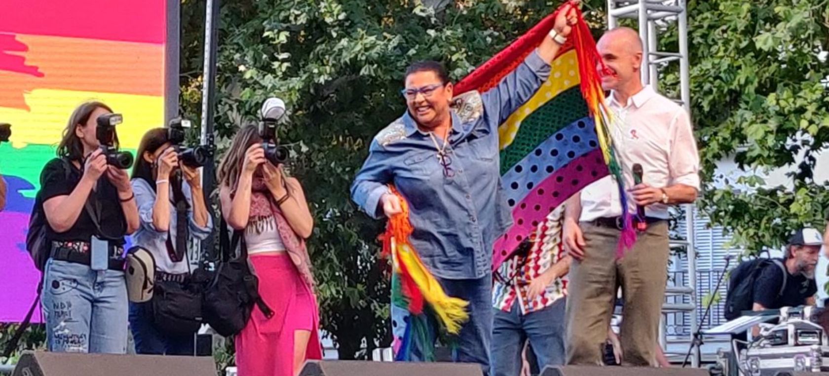 Tengo 12 Años Y Soy Gay María del Monte presenta a su novia en su emocionante discurso en el  Orgullo Gay de Sevilla | Love 40 | LOS40