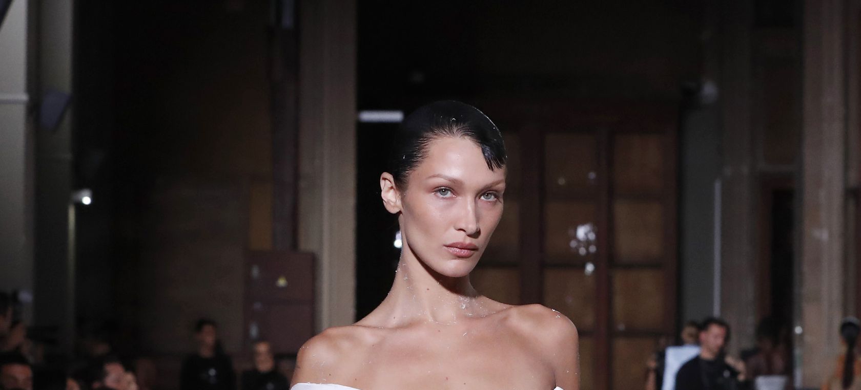 El impresionante vestido 'body paint' con el que Bella Hadid ha desfilado  en la París Fashion Week | Moda y Belleza | LOS40