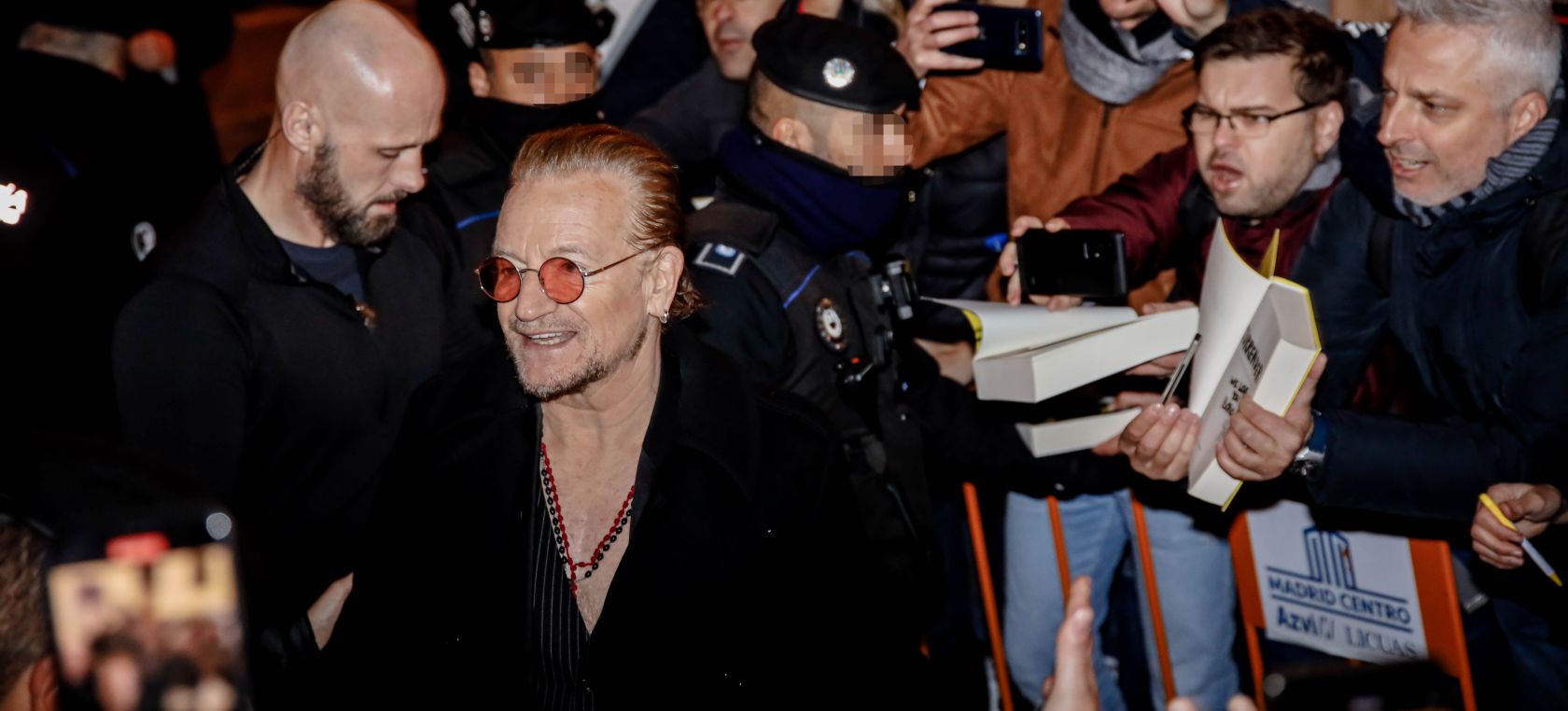 Bono, líder de U2, aparece por sorpresa en una librería del barrio  madrileño de Malasaña | LOS40 Classic | LOS40