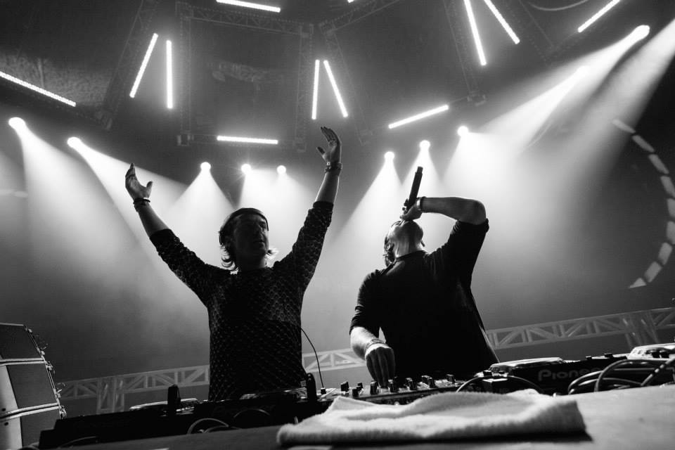 Maxima 51 Chart: Nº1 Axwell /\ Ingrosso I love you Ft. Kid Ink.