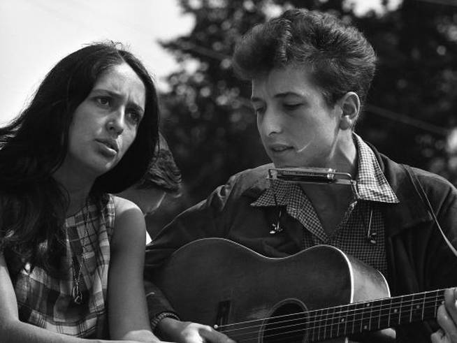 Joan Baez y Bob Dylan, durante la marcha por los derechos civiles en Washington en 1963.