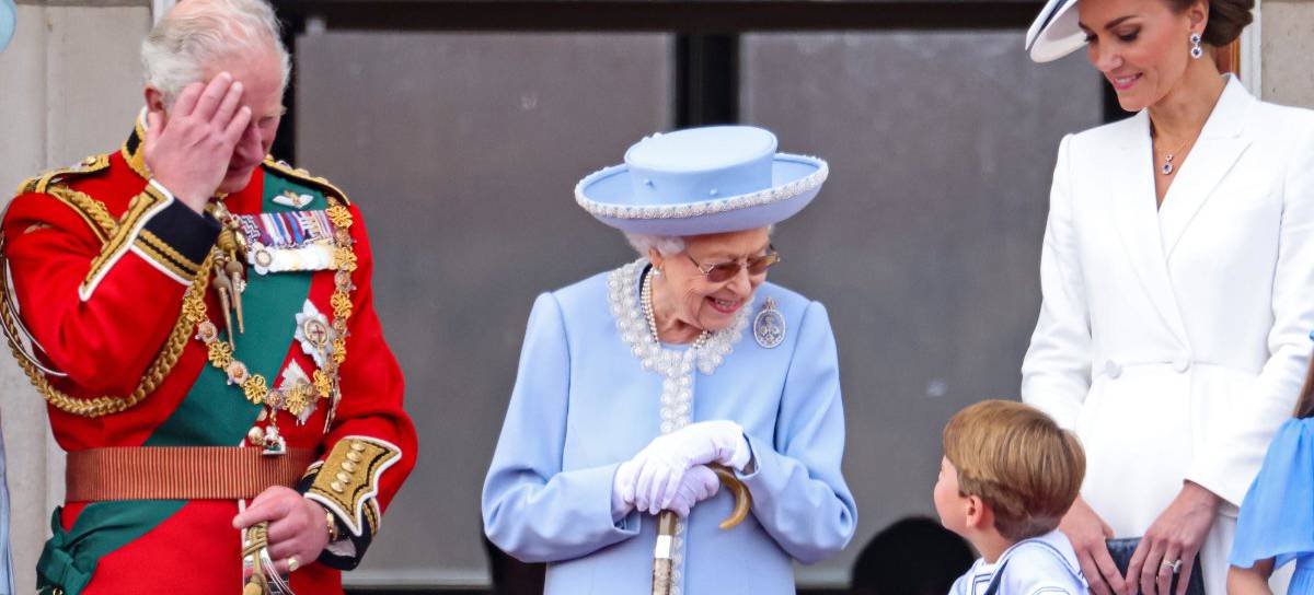 Isabel II charla muy animadamente con sus biznietos.