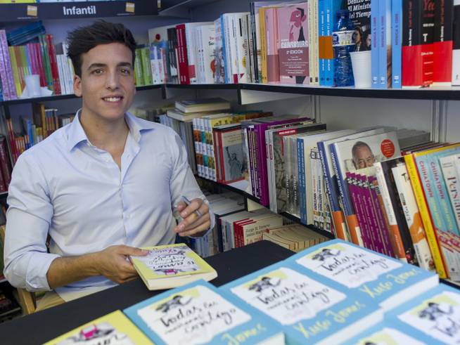 Xuso Jones, en la feria del libro de Madrid en 2016, firmando ejemplares de sus libros: El amor empieza después del café y Todas las mañanas contigo.