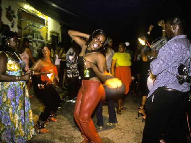 Mujer bailando dancehall en las calles de Kingston, Jamaica. /Foto: In Pictures Ltd./Corbis via Getty Images
