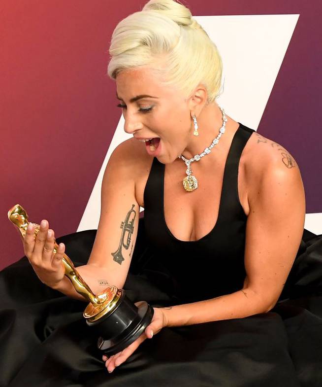 Lady Gaga, emocionada tras ganar su primer Oscar
