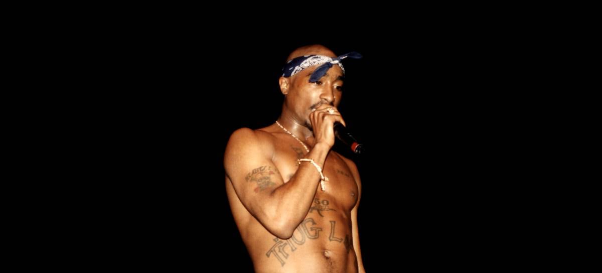 El rapero Tupac Shakur durante un concierto en 1994.