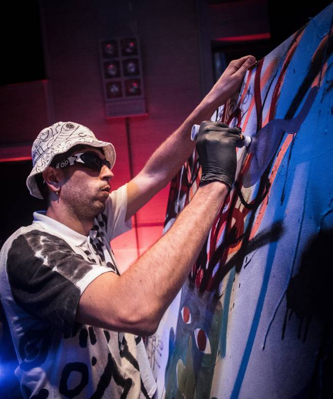 El artista canario Bejo pintando un cuadro en directo en el SON Estrella Galicia de La Casa Encendida de Madrid.