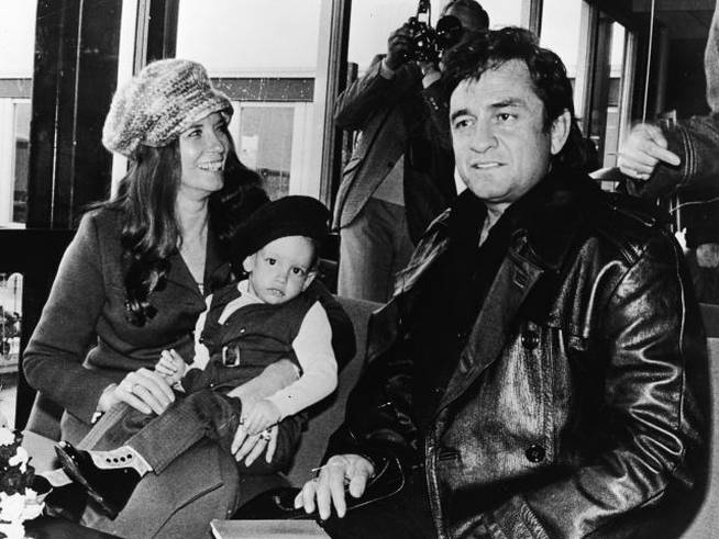 June Carter Cash con su marido Johnny Cash y su único hijo en común, John, en 1971.