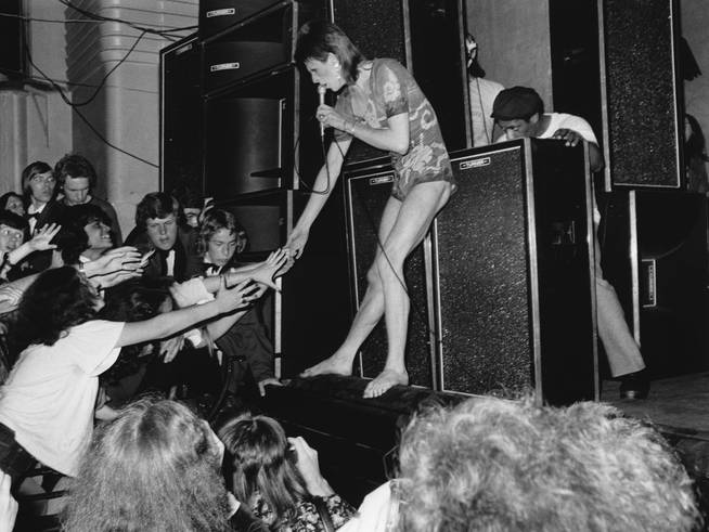 David Bowie durante su actuación en el Hammersmith Odeon de Londres, el 3 de julio de 1973.