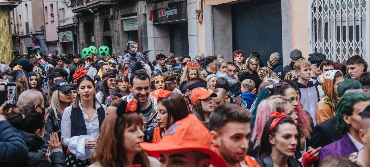Els carrers de Sallent plens de gom a gom durant el carnaval