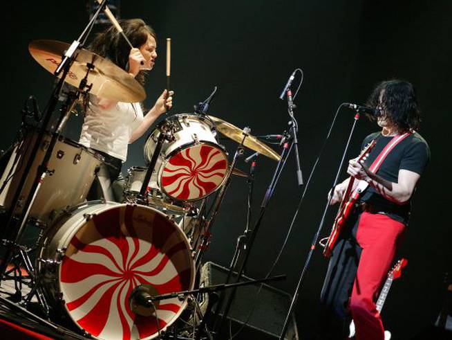 Meg White y Jack White, miembros de The White Stripes, en un concierto en Londres en 2004.
