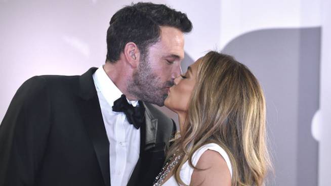 Ben Affleck y Jennifer López se besan a su llegada al Festival de Venecia
