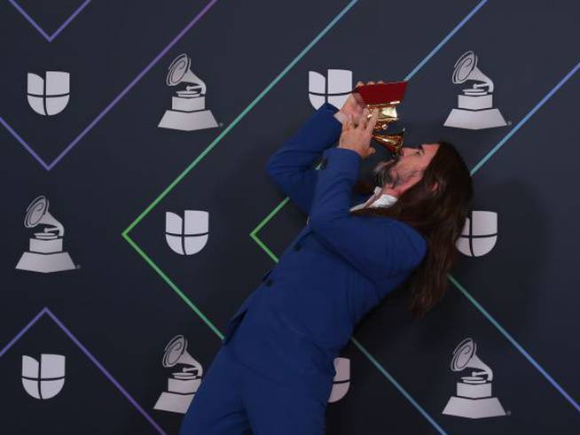 Juanes besando su galardón en la ceremonia de entrega de los Latin Grammy 2021.