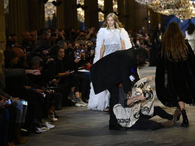 Elementos de seguridad sacaron a la fuerza a activista en pasarela de Louis Vuitton