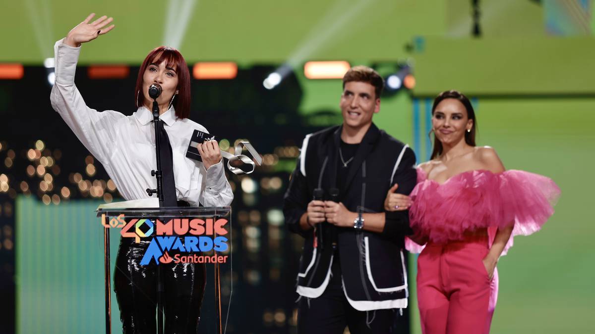 Aitana dedica su premio a Ana Mena y Lola Índigo en LOS40 Music Awards