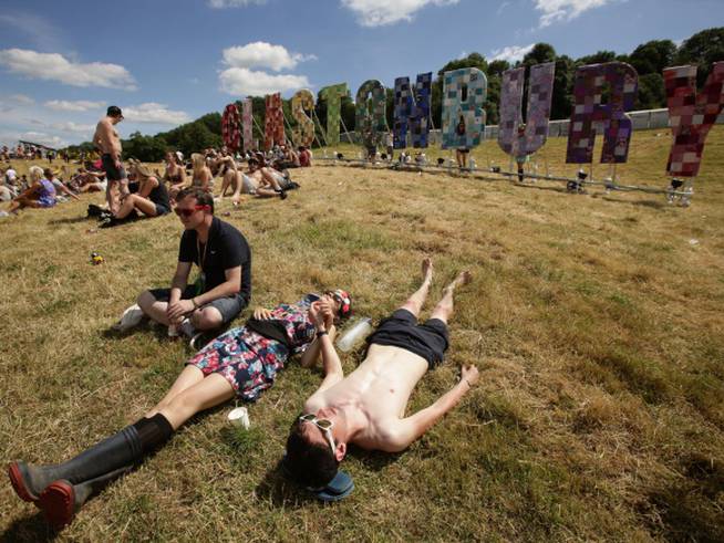 Festivaleros, descansan en el césped del festival de Glastonbury. El primer objetivo de este festival británico es ser ser &#039;plastic free&#039;.