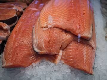 Alerta alimentaria por la presencia de listeria en salmón ahumado: estos son los productos afectados