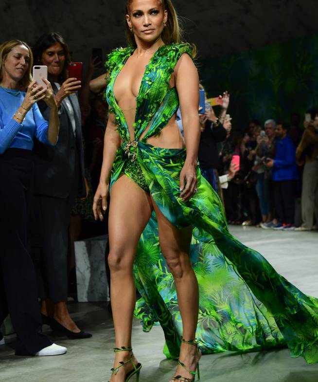 Jennifer Lopez en el desfile de Versace