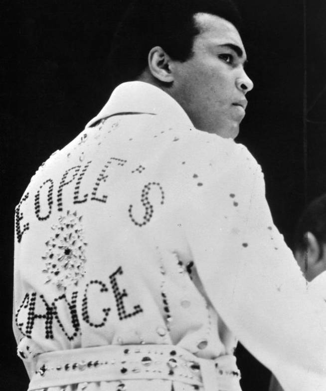 Ali con la bata de Elvis en 1973.