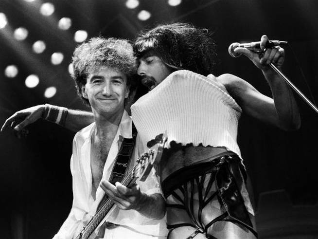 Freddie Mercury y John Deacon durante un concierto en Reino Unido en 1984.