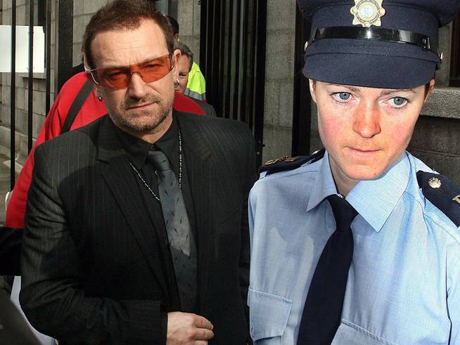 El líder de U2, Bono, deja el Tribunal Superior de Dublín