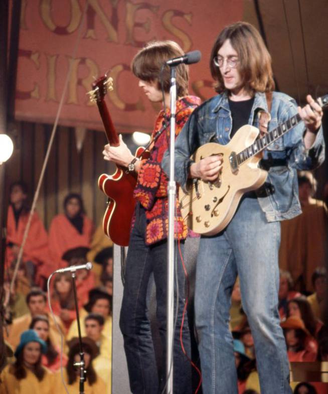 Eric Clapton y John Lennon, actuando juntos en un programa de televisión en 1968.