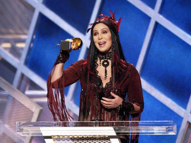 Cher, recogiendo su premio Billboard en 2002, el año en que intentó su retirada.