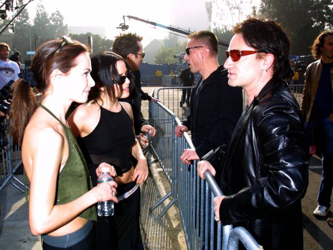 Las hermanas Corrs con Bono en los VH1 Music Awards