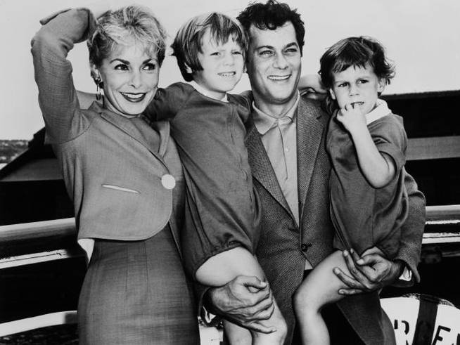 Tony Curtis y Janet Leigh junto a sus hijas, Jamie Lee Curtis y Kelly.
