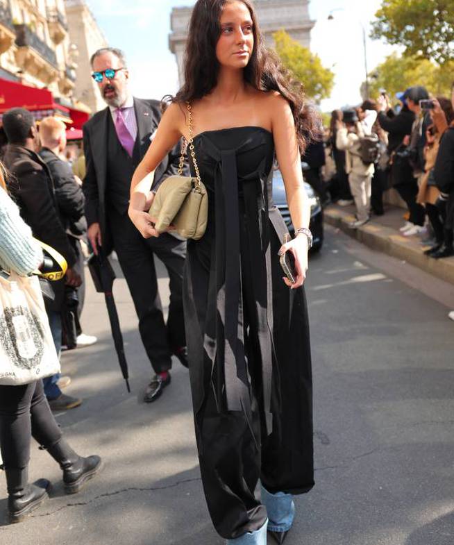 Victoria Federica con un look total black en el desfile de su marca favorita en París.