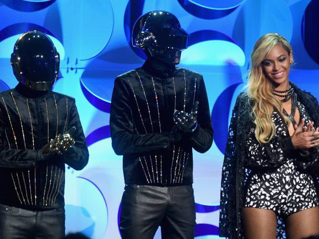 El dúo francés Daft Punk junto a Beyoncé en un acto en Nueva York en 2015. 