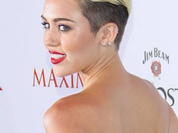 Miley Cyrus se lo quita todo para la portada más explosiva de 2021