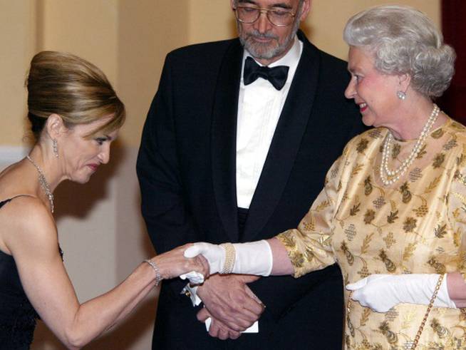 Madonna y la Reina Isabel II durante su encuentro