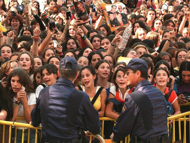 Cientos de fans esperando a la banda el 12 de octubre de 1997 en Madrid