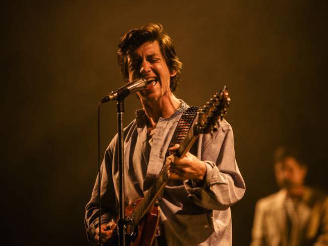 Alex Turner, cantante de Arctic Monkeys, durante un concierto en Mijas (Málaga) el pasado verano. 