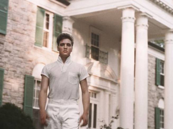 Elvis Presley posa en Graceland en torno al año 1957.