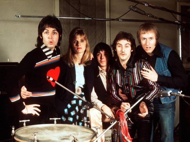 Paul McCartney, Linda McCartney, Jimmy McCulloch, Denny Laine y Geoff Britton en 1974