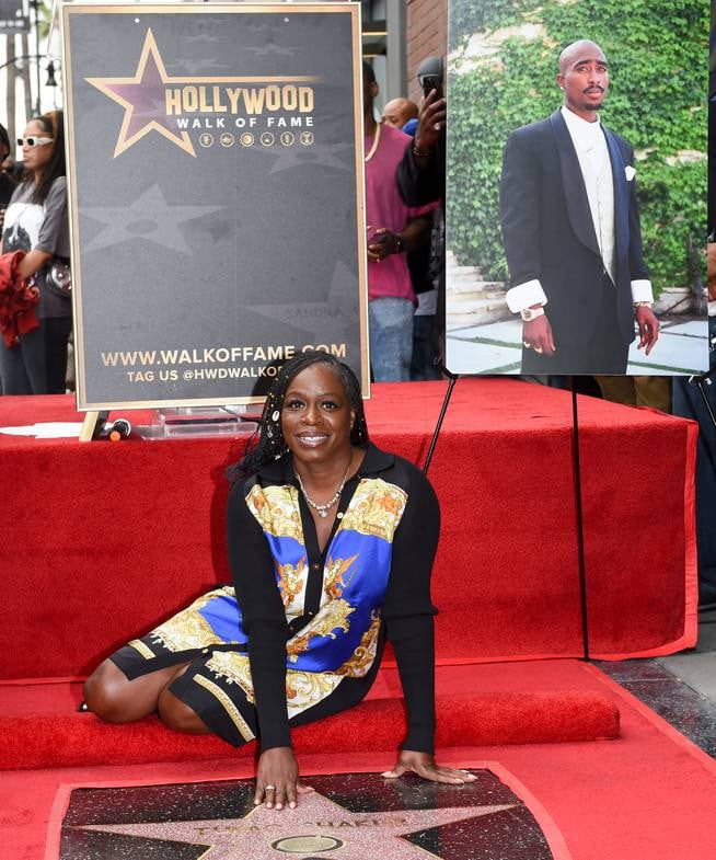 Sekyiwa &#039;Set&#039; Shakur, hermana de Tupac Shakur, posa delante de la estrella en Paseo de la Fama de Hollywood en Los Ángeles