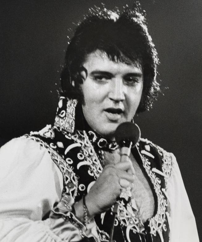 Elvis Presley en un concierto en el Nassau Coliseum