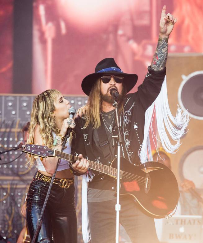 Miley y Billy Ray Cyrus sobre el escenario del Glastonbury Festival en 2019